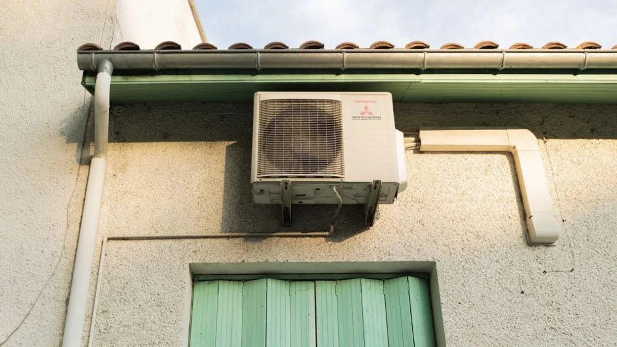 Vu d'Europe : "la France des ventilateurs contre la France des climatiseurs", quand la canicule fait aussi grimper la température du débat politique